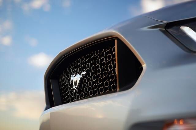Der Mustang wird in Europa als Cabrio und Coupé in zwei Motorversionen zu kaufen sein.