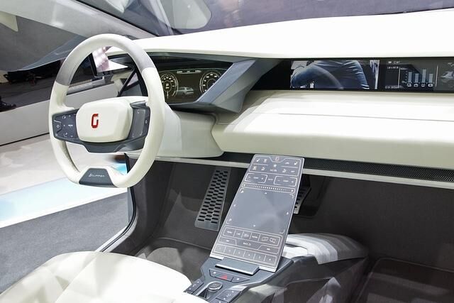 Die auf dem Genfer Automobilsalon (6. bis 16. März) gezeigte Studie „Clipper“ ist ein kompakter Sechssitzer mit Elektroantrieb und vier Seitentüren, die sich wie Insektenflügel öffnen. 
