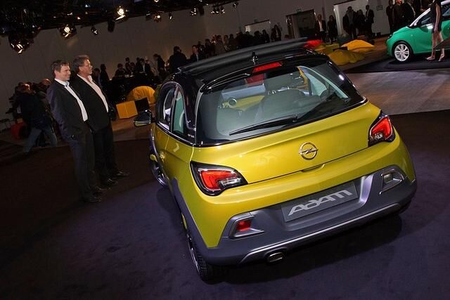 Opel bringt seinen kleinen Adam jetzt in einer höher gelegten Version, um die zahlreichen SUV-Liebhaber abzuholen. 