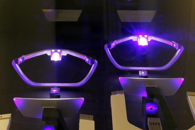 Laserlicht-Prinzip_ blaue Diode wirft Licht auf Phosphor-Scheibe dann durch Prisma auf einen Reflektor und als weißes Licht auf die Straße