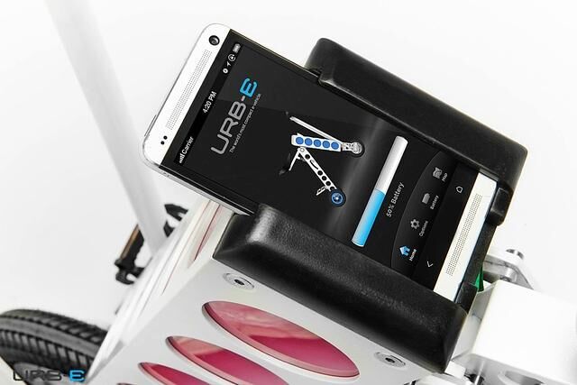 Beide Modelle verfügen über eine Smartphone-Halterung am Lenker, mit der sich beim Fahren auch der Akku des Handys über den Roller aufladen lässt.