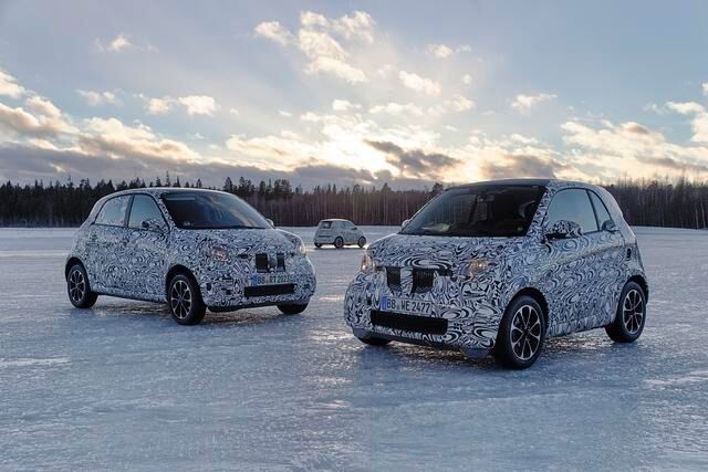 Obwohl die aktuellen Prototypen noch mit Tarnfolie beklebt sind, kann man als Zaungast bei der Wintererprobung schon erkennen, dass der neue Smart die alten Designmerkmale behält
