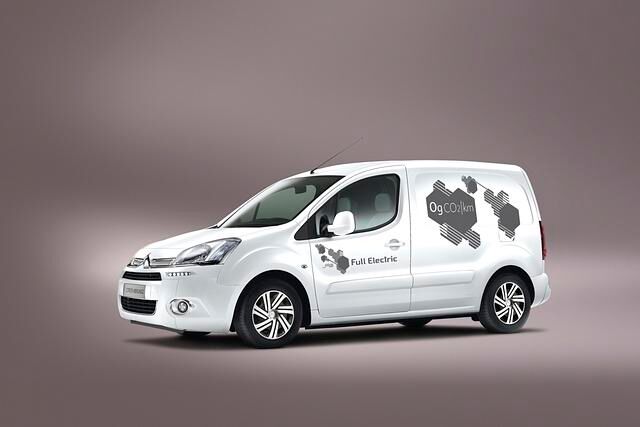 Mit 20.700 Euro netto (24.633 Euro brutto) ist er 100 Euro günstiger zu haben als das Konzern-Pendant Peugeot Partner Electric