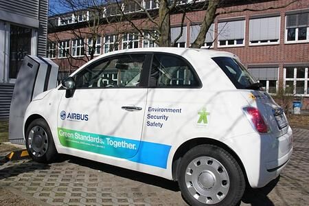 Erste induktive Ladestation geht in Serie  - Strom tanken ohne Kabel 