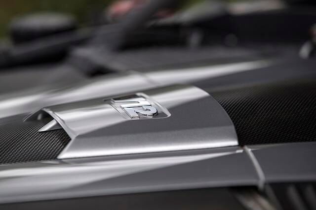 Unter der Haube arbeitet ein sechs Liter großer V12
