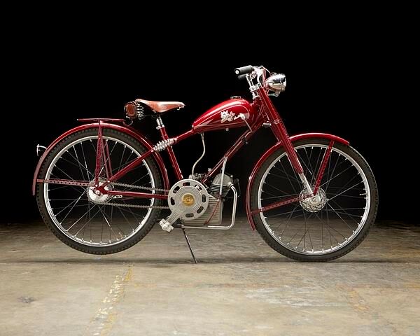 Aus der Anfangszeit von Ducati stammt diese „Cucciolo“: 9.200 Dollar gingen über den Tisch von Bonhams
