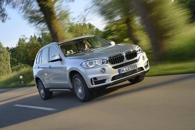 Der BMW X5 der dritten Generation kann auch elektrisch fahren. Der 40e fährt allein mit dem Strom seiner Traktionsbatterie gut 30 Kilometer weit
