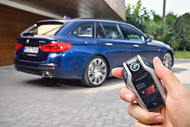 Display Schlüssel nennt BMW den Handschmeichler, der mit integriertem Mini-Touchscreen nicht nur Statusdaten wie Reichweite feinauflösend und farbig anzeigen kann
