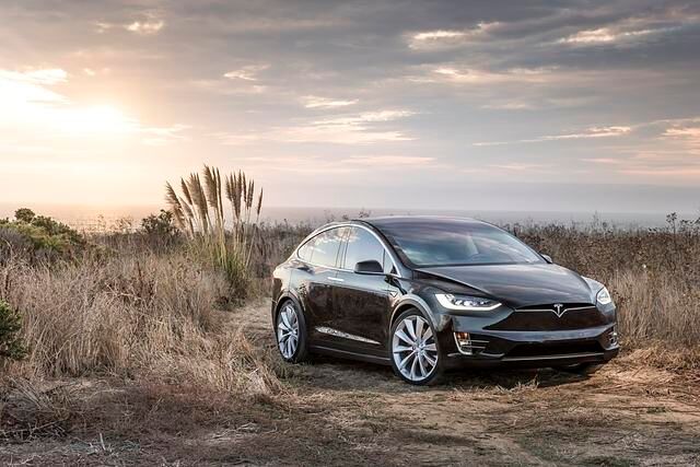 Das Model X von Tesla ist über fünf Meter lang und über zwei Meter breit