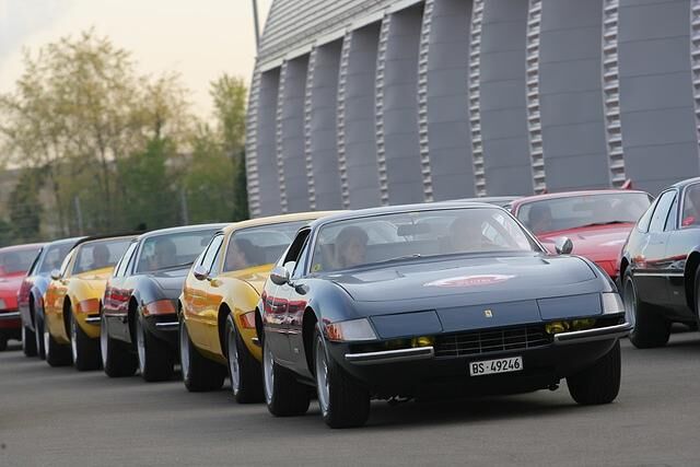 Eine Parade von Ferrari Daytona anlässlich des 40sten Jubiläums