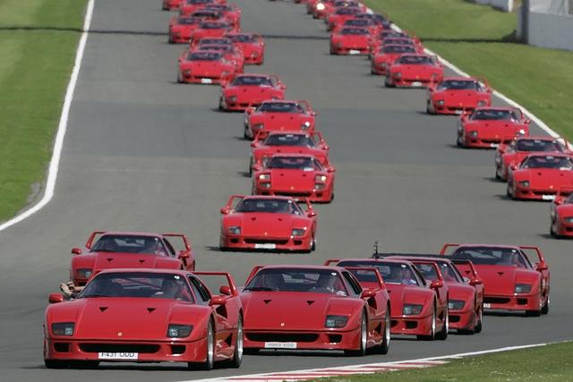 Parade von Ferrari F40 anlässlich des 25sten Jubiläums