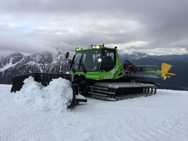 Jede Pistenraupe zieht hinter sich einen Schneefräse her, die den von den Ketten verdichteten Schnee kleinhäckselt und mit einem Rechen glättet