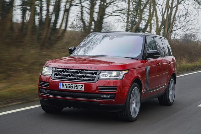 Mit beeindruckender Souveränität nimmt der SVAutobiography Dynamic Fahrt auf, drückt die Passagiere sanft, aber bestimmt in die weich gepolsterten Ledersitze 