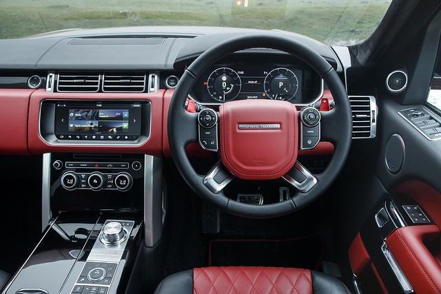 Gediegene Kommandozentrale: Der Arbeitsplatz des Range Rover SVA