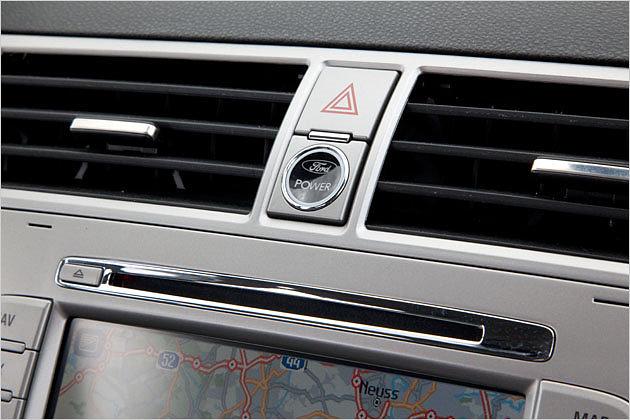 Ungewöhnlich: Der Motor wird mit einem unscheinbaren Knopf zwischen den Lüftungsöffnungen angeworfen