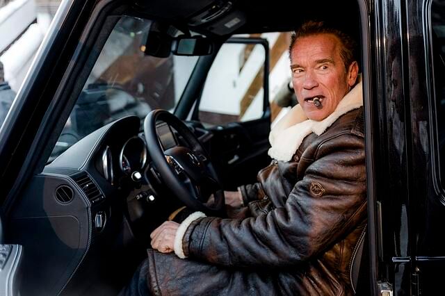 Arnold Schwarzenegger nimmt Platz in seiner rein elektrisch betriebenen G-Klasse