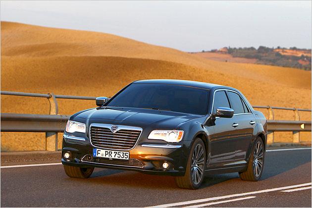 Der V6-Benziner macht seine Arbeit im Lancia-Thema erstaunlich gut