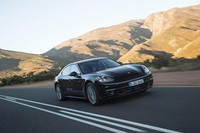 Der 2,9-Liter-Biturbo-V6-Benziner bringt sich spätestens dann ins Spiel, wenn die Kapazität der Batterie erschöpft ist. Dies soll nach 51 Kilometern der Fall sein
