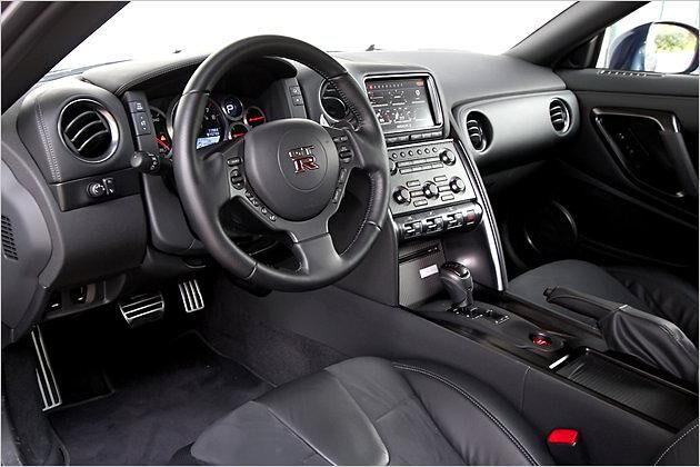 Das Cockpit ist optisch ansprechend gegliedert