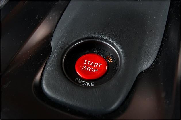 Wie zum Abschuss bereit: Der feuerrote Startknopf zum Anlassen des Motors