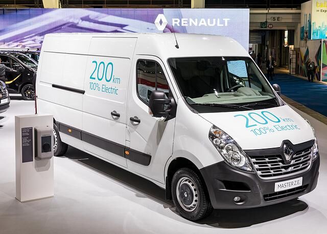 Theoretisch soll der Master ZE laut Renault mit einer Ladung Strom 200 Kilometer weit kommen. In der Praxis könnte dieser Wert auf 100 Kilometer schrumpfen