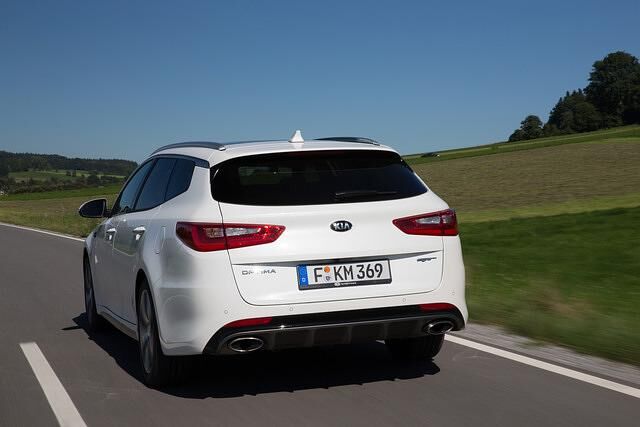 Die D-Säulen des Optima Sportswagon sind so breit geraten, dass die Sicht nach schräg hinten ziemlich einschränkt ist