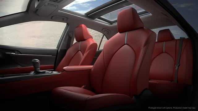 Dank des um fünf Zentimeter verlängerten Radstands bietet der neue Camry mehr Platz als bisher im Fond