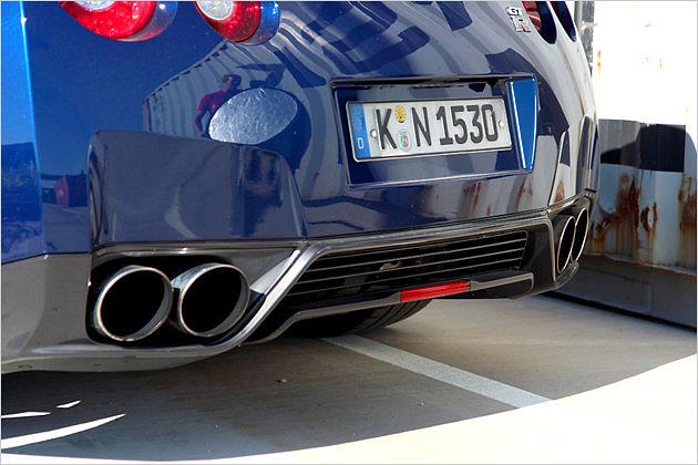 Vier große Auspuffrohre deuten auf die Leistung des GT-R hin