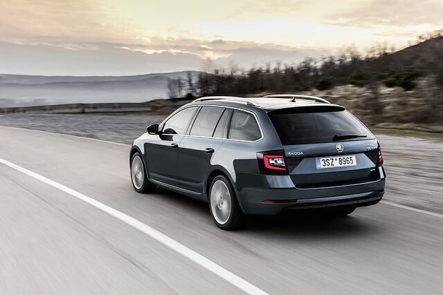 Hinten bietet der Skoda Octavia die markentypische c-förmige Leuchtengrafik