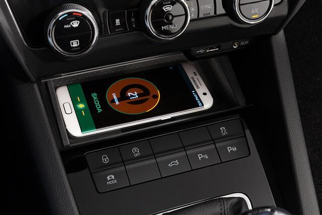 Im neuen Skoda Octavia ist künftig induktives Laden von Smartphones möglich