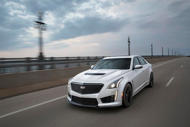Der Cadillac CTS-V leistet dank seines 6,2-Liter-Achtzylinders samt Kompressor beachtliche 477 kW/640 PS