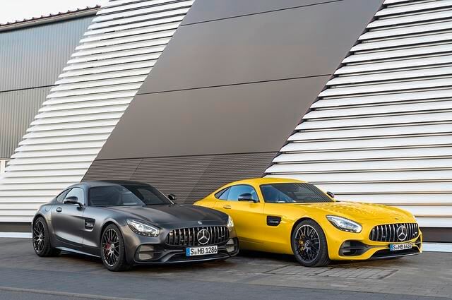 Zunächst wird Mercedes den AMG GT C in der Edition 50 (links) anbieten
