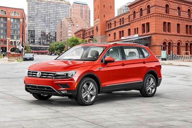 Erstmals zu sehen gibt es bei VW den Tiguan-XL, genannt Allspace, der sich mit einem Plus von 21,5 Zentimetern jetzt auf 4,70 Meter Länge erstreckt