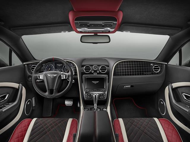 Unter anderem sind im Supersports die Sitze dreifarbig mit Leder und Alcantara bezogen