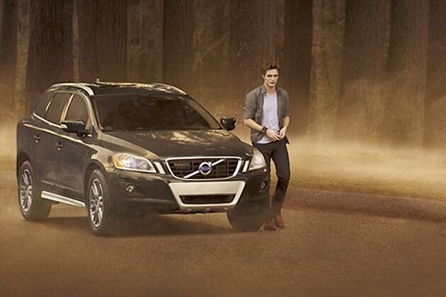 Twilight-Vampir mit Dienstwagen: Edward Cullen (Robert Pattinson) und der Volvo XC60
