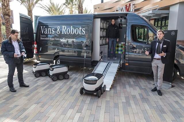 Unter dem Namen „Vans and Robots“ hat Mercedes zusammen mit dem Startup Starship Technologies einen Sprinter zum Mutterschiff für kleine Lieferroboter umgebaut
