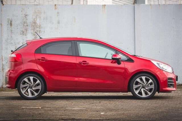 Beim Kia Rio handelt es sich um einen knapp vier Meter langen Kleinwagen mit wahlweise zwei oder vier Einstiegstüren