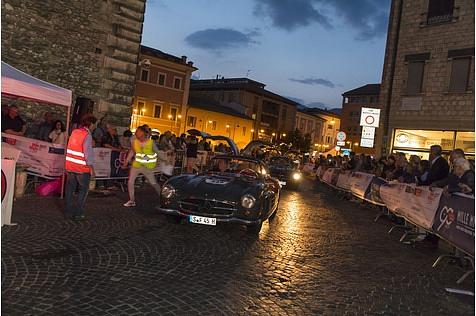 Abendliche Stempelkontrolle für die Startnummer 349, einen Mercedes 300 SL der Baureihe W 198.