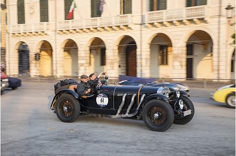 In einem Vorkriegsmodell wie hier in der Nummer 61 ist die Mille Miglia eine besondere Herausforderung.