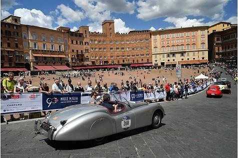 Die Durchfahrt auf der großen Piazza von Siena ist jedes Jahr eines der Highlights.