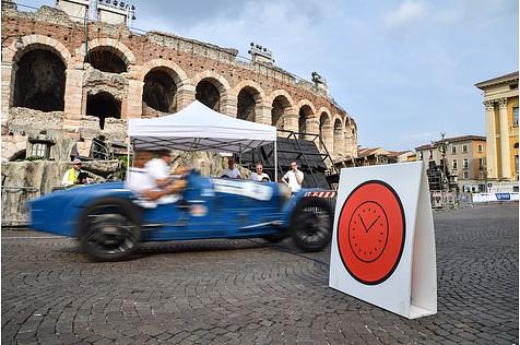 Die Mille Miglia ist seit ihrer Neuauflage im Jahre 1977 eine Gleichmäßigkeitsfahrt mit rund 120 Prüfungen.