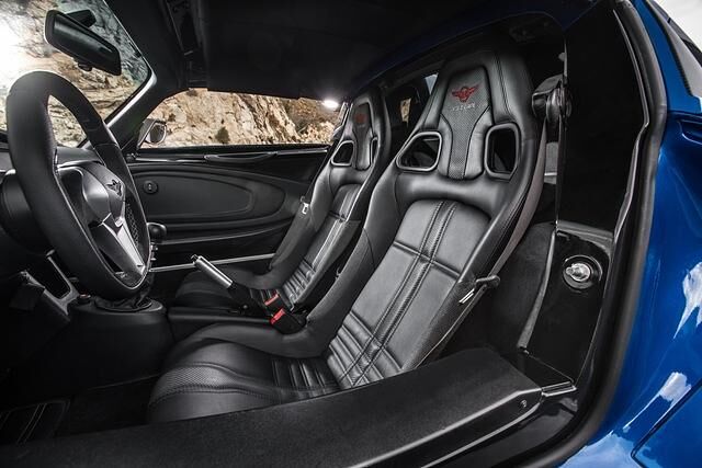 Im Vergleich zum offenen Beast bietet das Rezvani-Coupé Alpha einen komfortablen Innenraum