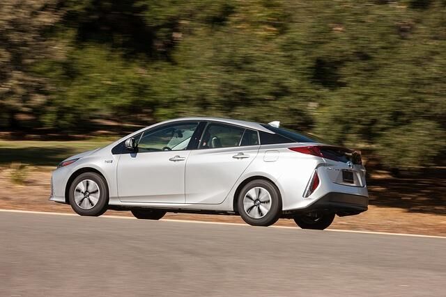 Während beim letzten Plug-In mit 5,2 kWh nach höchstens 20 Kilometern Schluss war, schreibt Toyota jetzt eine Reichweite von 50 Kilometern ins Datenblatt