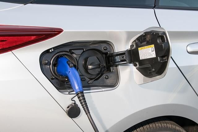 Die Batterie des Prius Plug-In muss nach 50 Kilometern für bis zu 2,3 Stunden an die Steckdose