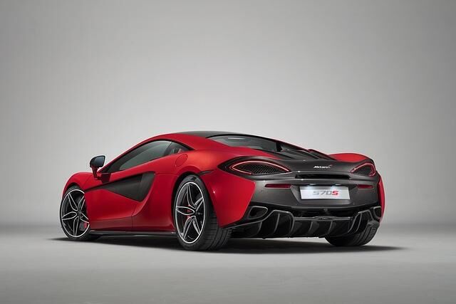 Unter anderem fällt der McLaren 570S Design Edition 1 durch seine in den Heckdiffusor integrierten Stealth-Auspuffrohre auf