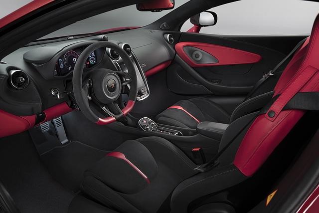 Im Innenraum bietet der McLaren 570S Design Edition 1 unter anderem rote Nappalederakzente