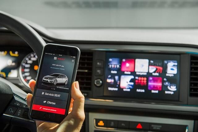 Das Navigations-Infotainmentsystem (ab 400 Euro) kommt nun mit einem 8 statt 6,5 Zoll großen Touchscreen und nur noch zwei richtigen Tasten