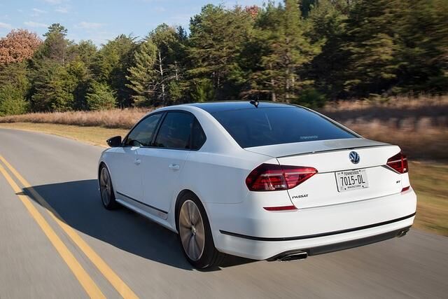 Am Heck des Passat GT Concept gibt es zwei trapezförmige Auspuffendrohre