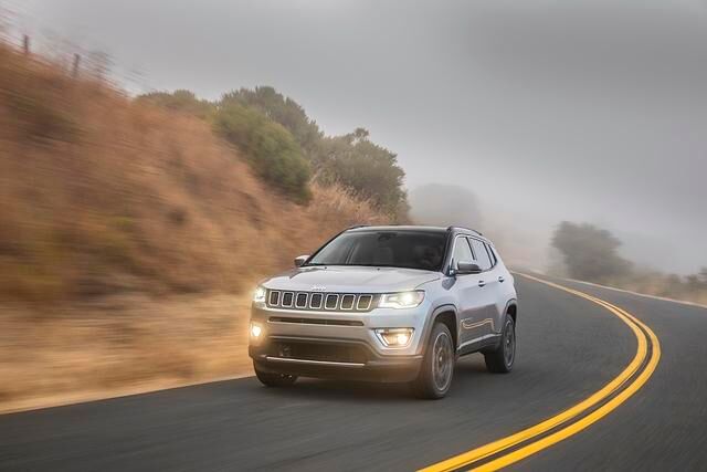 Die Frontpartie zeichnet  das Gesicht des großen Grand Cherokee nach