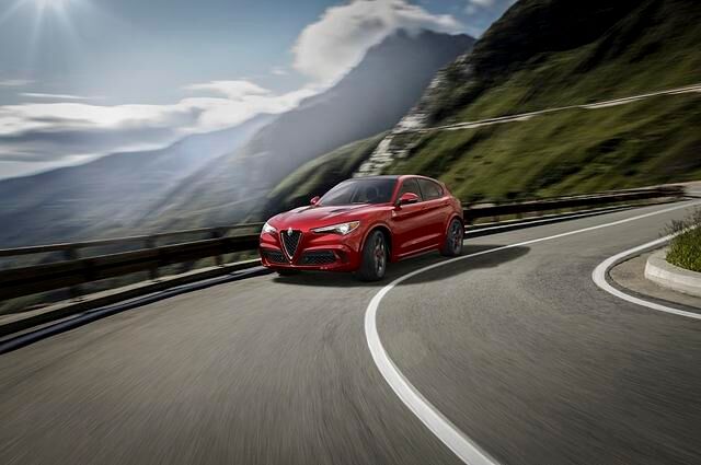 Unter Normalbedingungen wird der 4,68 Meter lange Stelvio vornehmlich von der Hinterachse her angetrieben